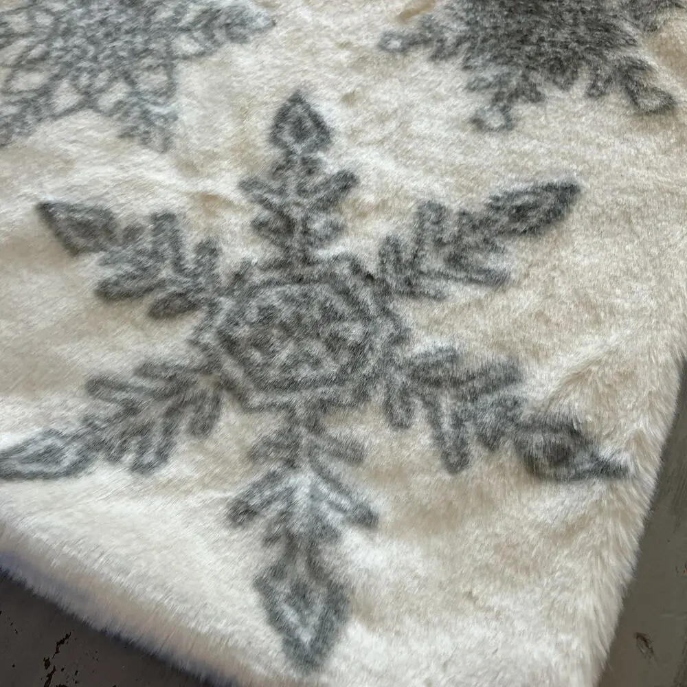 Pottery Barn Cream Gray Snowflake Print Faux Fur 18